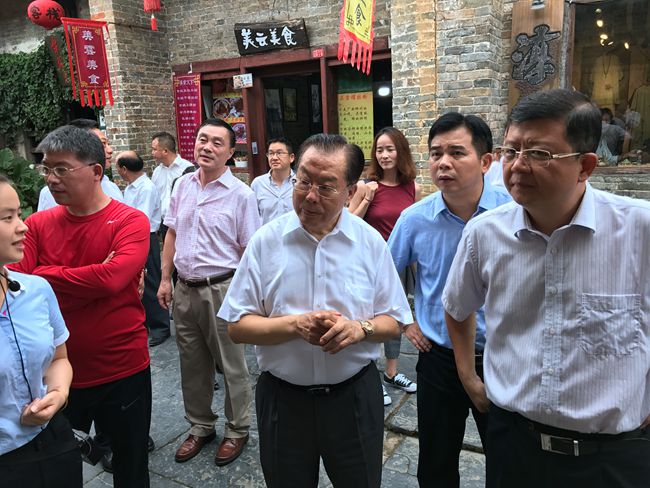 張學(xué)武董事長(zhǎng)考察廣西賀州旅遊項(xiàng)目（圖）